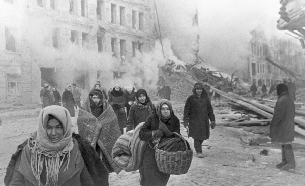 Obywatele Leningradu podczas 872-dniowego oblężenia. Ponad milion z nich zmarła...