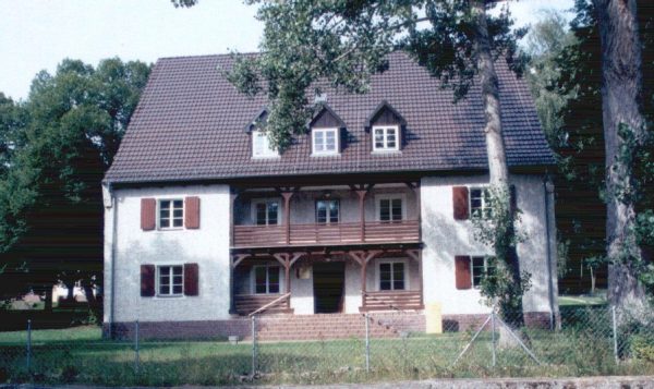 Na fotografii mieszkalny budynek SS znajdujący się na terenie obozu. Kolejnymi komendantami stacjonującymi tu byli Günther Tamaschke, Max Koegel oraz Fritz Suhren. 30 kwietnia 1945 roku Armia Czerwona "oswobodziła" więźniów.