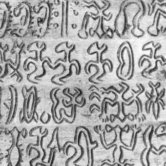 Tabliczka zapisana w piśmie rongorongo.