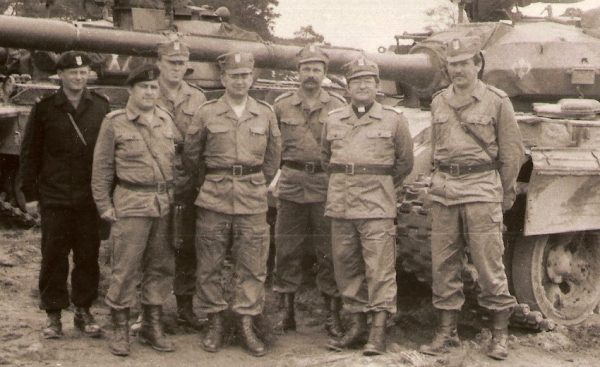36. Pułk Zmechanizowany, będący częścią 8. Drezdeńskiej Dywizji Zmechanizowanej, składał się w głównej mierze z niewykształconych i słabo wyposażonych żołnierzy. Na zdjęciu członkowie pułku na poligonie drawskim w towarzystwie ks. bpa. gen. Sławoja Głódzia.