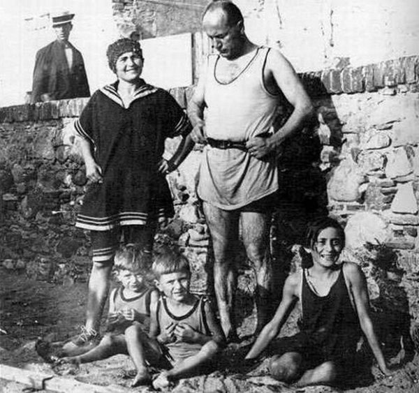 Sarfatti wpłynęła także na życie rodzinne kochanka, namawiając Mussoliniego do.... poślubienia innej kobiety. Duce z żoną Rachelą i trójką ich dzieci w 1923 roku.