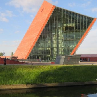 Siedziba Muzeum II Wojny Światowej w Gdańsku. (Zdjęcie opublikowane na licencji CC BY-SA 4.0, autor: Jroepstorff)