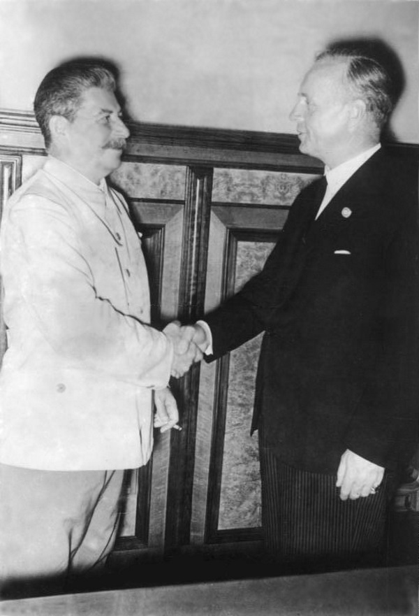 Spotkanie Józefa Stalina z Joachimem von Ribbentropem w Moskwie 23 sierpnia 1939 roku. (zdjęcie opublikowane na licencji CCA-BY SA 3.0, źródło: Bundesarchiv, Bild 183-H27337).