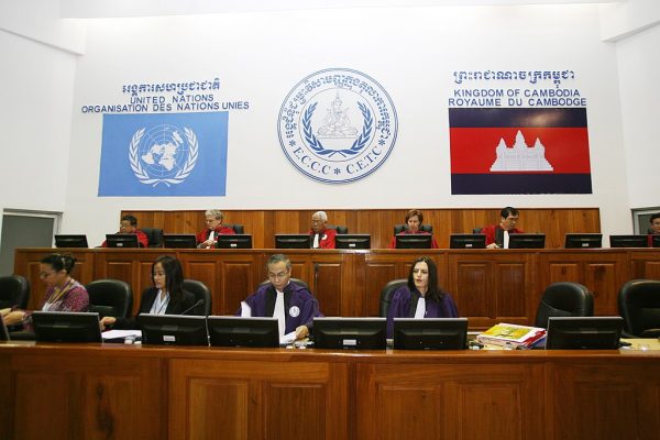 Posiedzenie Nadzwyczajnej Izby Sądu Kambodży utworzonej w 2003 roku. Powołana ona została specjalnie, aby osądzić zbrodnie popełnione przez reżim Czerwonych Khmerów. Pierwszy wyrok ws. ludobójstwa zapadł w 2010 roku.