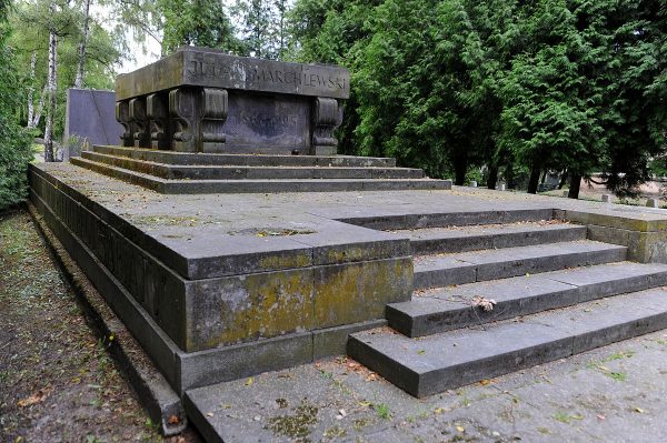 Grób Juliana Marchlewskiego na warszawskim Cmentarzu Wojskowym na Powązkach. Jeden z tych, które mogą wkrótce zniknąć.