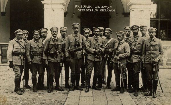 W wyniku weryfikacji prawie połowa oficerów musiała opuścić armię. Na zdjęciu pułkownik Józef Piłsudski ze swoim sztabem przed Pałacem Gubernialnym w Kielcach w 1914 roku.