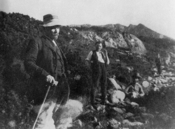 Włodzimierz Lenin z Grigorijem Zinowiewem i Sergiuszem Bagockim podczas spaceru wokół Zakopanego 19 sierpnia 1914 roku. Zdjęcie wykonał Aleksander Bucewicz.