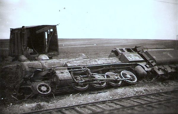 Wykolejona lokomotywa podczas akcji przeprowadzonej w nocy z 2 na 3 lipca 1943 r. przez żołnierzy „Ponurego". Zdjęcie i podpis pochodzą z książki "AK 75. Brawurowe akcje Armii Krajowej".