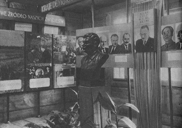 Popiersie Stalina w Muzeum Lenina w Poroninie. Zdjęcie pochodzi z książki Edwarda Falkowskiego zatytułowanej "Piękno Polski Ludowej" (Warszawa 1952).