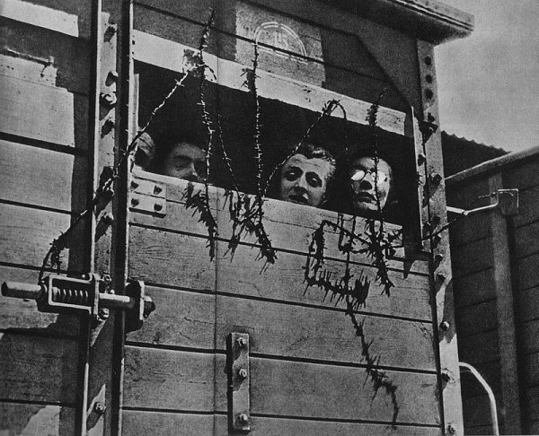 Holokaust przeprowadzony przez niemieckich nazistów był szczegółowo zaplanowaną akcją. Zdjęcie, przedstawiające Żydów w wagonie towarowym w drodze do obozu Zagłady, pochodzi z książki J. Gumkowskiego i A. Rutkowskiego pt. "Treblinka".
