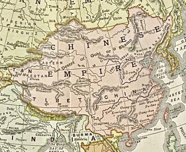 Państwo chińskie pod panowaniem dynastii Qing było terytorialnym mocarstwem. W połowie XIX wieku agresja mocarstw europejskich, znanych w historii jako trzy tzw. wojny opiumowe, doprowadziła do ustępstw Chin na rzecz innych państw, które zyskiwały coraz większe wpływy w Państwie Środka. Na ilustracji mapa z 1892 roku.