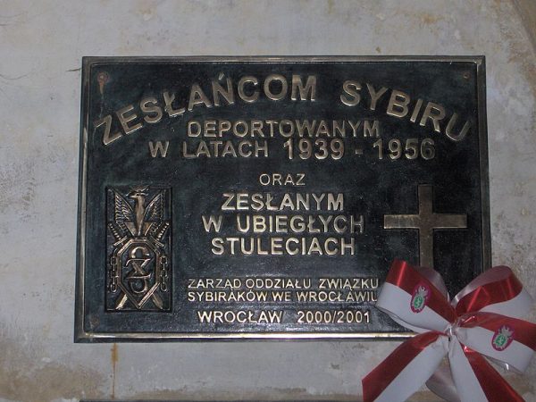 Tablica pamiątkowa poświęcona Zesłańcom Sybiru, znajdująca się w bazylice świętej Elżbiety we Wrocławiu. Nie tylko po powstaniu styczniowym wywieziono na Sybir wielu Polaków. II wojna światowa przyniosła kolejną falę zsyłek.