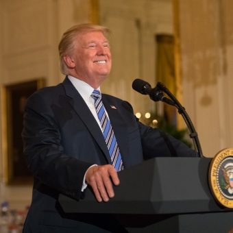 Donald Trump podczas przemówienia w Białym Domu 17 lipca 2017 roku.