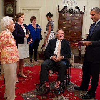 Bush senior i Barack Obama w Białym Domu. (fot. domena publiczna, autor: Pete Souza)