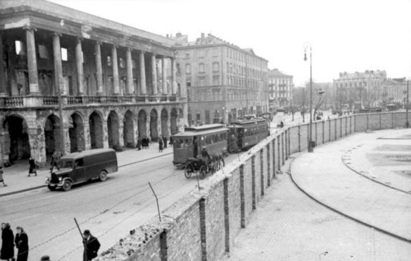 Od getta moralnego naziści przeszli do tworzenia gett materialnych. Tak wyglądała Warszawa ok. 1941 roku podzielona murem getta.