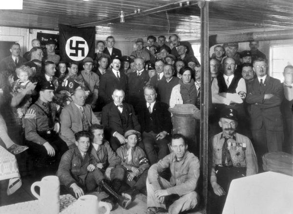 Spotkanie członków NSDAP w 1930 roku. Kto wie ilu wśród obecnych zostało później szpiegami lub prowadziło działania "na kilku frontach"? Nikomu nie można było ufać. Hitler nie wierzył podobno nawet raportom swoich zaufanych ludzi, przez co niekiedy przekuwał możliwe sukcesy na głupie porażki.