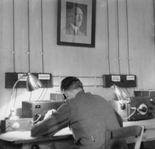 Abwehra była nazwą niemieckiego wywiadu i kontrwywiadu wojskowego w latach 1921-1944. Na zdjęciu żołnierz Abwehry z komórki nasłuchu radiowego w trakcie służby.
