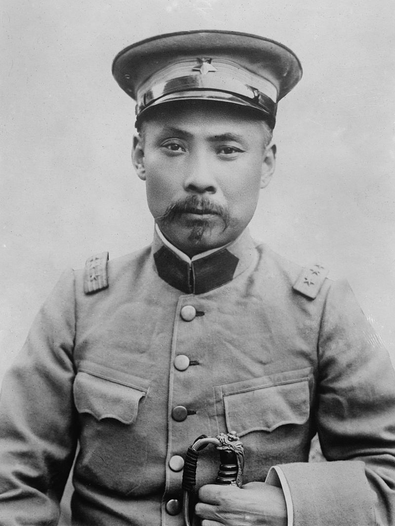 Duan Qirui rozpoczął swoją karierę wojskową jeszcze w armii cesarskiej. W 1911 opowiedział się po stronie monarchii i walczył z republikanami, by już na początku następnego roku poprzeć abdykację cesarza. Czterokrotny premier, w latach 1924-1926 stał na czele Chin.