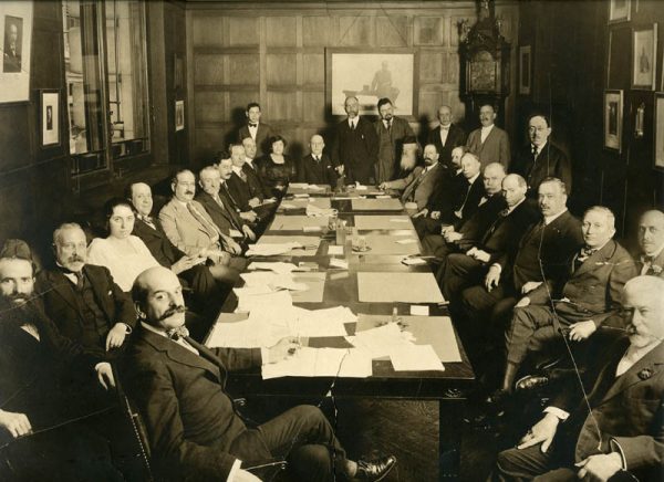 Jednym ze sponsorów Lenina był prawdopodobnie amerykański bankier żydowskiego pochodzenia Jacob Schiff. Na zdjęciu w prawym dolnym rogu podczas zebrania.