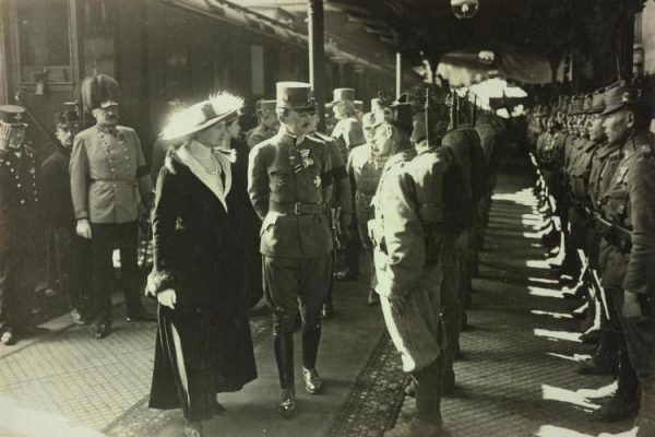 Wkrótce Lenin przeprowadził się na ul. Lubomirskiego, aby mieć bliżej do dworca głównego. Na zdjęciu cesarz Austro-Węgier Karol z żoną Zytą na peronie tego dworca w 1917 roku.
