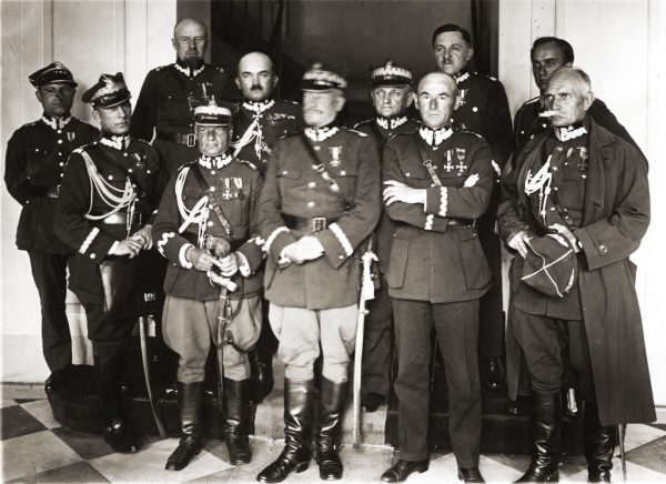 Czystka w wojsku ominęła oficerów wiernych Piłsudskiemu podczas zamachu majowego i legionistów. Ci inspektorowie armii, sfotografowani na początku 1926 roku, dalej rozwijali swoje kariery.
