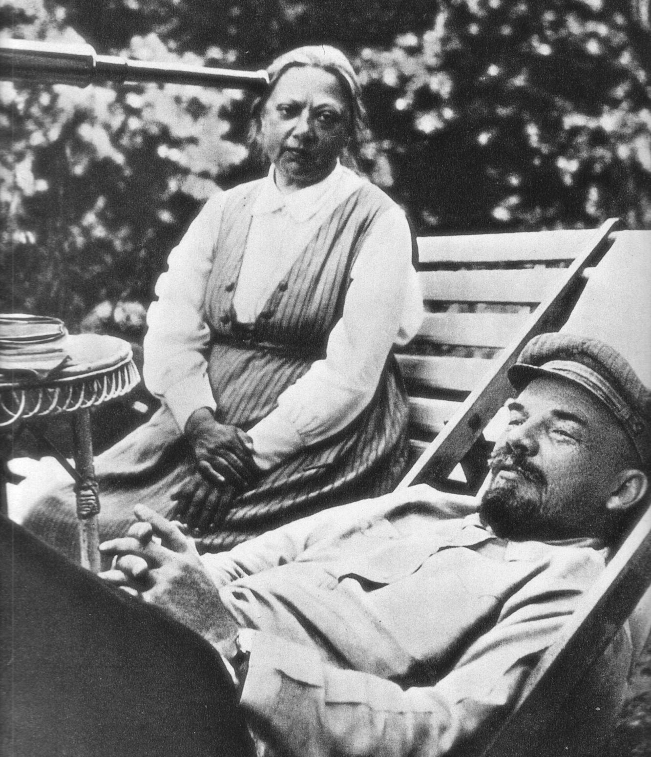 W podróży pociągiem przez Europę Leninowi towarzyszyła m.in. jego małżonka Nadieżda Krupska. Na zdjęciu małżonkowie w 1922 roku. Fotografię wykonała Maria, najmłodsza siostra Lenina.