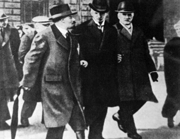 Po przybyciu do Sztokholmu Lenin i jego towarzysze wreszcie mogli się najeść. Na zdjęciu przyszły przywódca rewolucji w stolicy Szwecji z Ture Nermanem i Carlem Lindhagenem.
