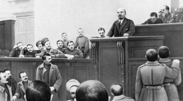 Lenina czekało w Petersburgu owacyjne przywitanie. Zdjęcie wykonane dzień po jego przyjeździe podczas przemówienia wygłoszonego w Pałacu Taurydzkim do Piotrogrodzkiej Rady Delegatów Robotniczych i Żołnierskich.