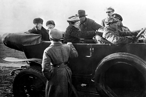 Lenin przeprowadził się w góry z powodu złego stanu zdrowia Nadieżdży Krupskiej. Na zdjęciu bolszewicki przywódca z żoną i siostrą Marią po paradzie Armii Czerwonej w 1918 roku.