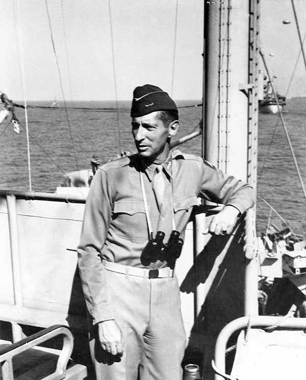 Mark Wayne Clark był amerykańskim generałem w czasie II wojny światowej i wojny koreańskiej. Na zdjęciu na pokładzie USS Ancon podczas lądowania pod Salerno, które o mało nie skończyło się klęską oddziałów desantowych.