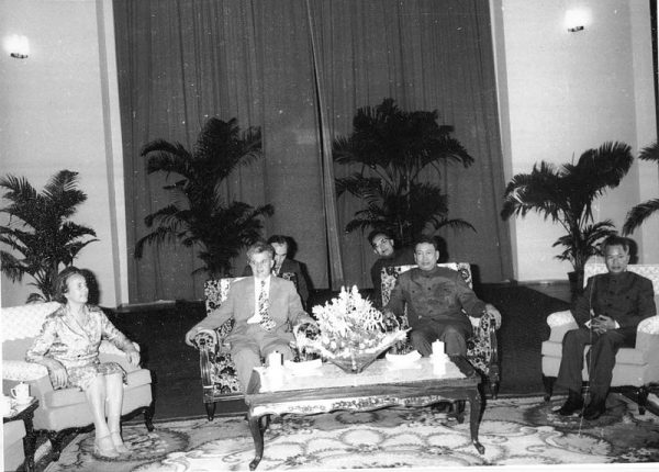 W 1975 roku kambodżańscy partyzanci obalili rząd, a Pol Pot zmienił nazwę kraju na Demokratyczna Kampucza i rozpoczął jedną z najkrwawszych dyktatur w XX wieku. Formalnie objął stanowisko premiera. Na zdjęciu z Nicolae Ceauşescu (1978 rok).