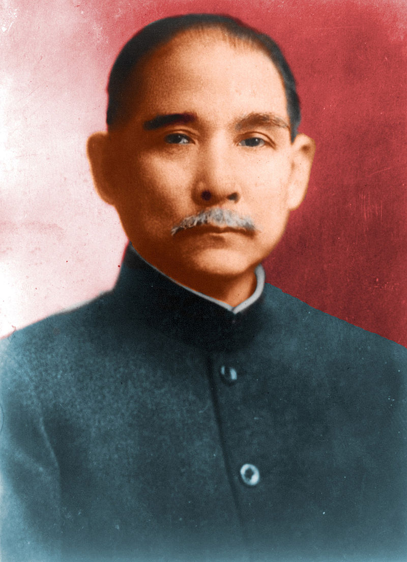 W marcu 1912 roku, po walkach rewolucjonistów i zwolenników cesarza, w Chinach uchwalono tymczasową konstytucję republiki. W sierpniu tego samego roku Sun Jat-sen (na ilustracji) założył partię Kuomintang, która rządziła na Tajwanie nieprzerwanie przez dziesięciolecia.