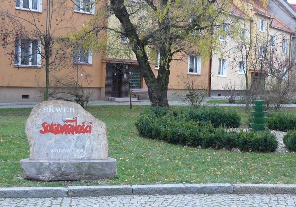 W niemal całej Polsce można znaleźć obiekty toponimiczne imienia Solidarności. Na zdjęciu Skwer w Wołowie.