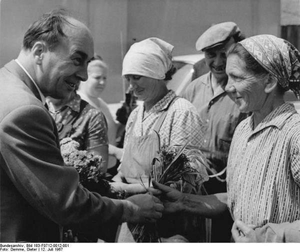 Najtrudniejszą sytuację zawodową miały kobiety. Na zdjęciu delegacja polskich pracownic w Wismarze w 1967 roku.