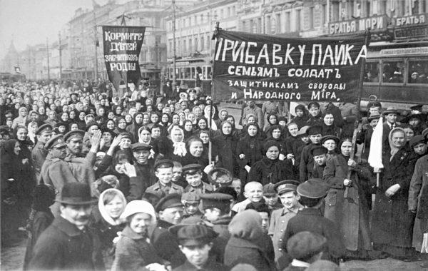 Na początku 1917 roku Rosja była najsłabszym ogniwem Ententy. Na zdjęciu demonstracja robotników z Zakładów Putiłowskich w Piotrogrodzie, która odbyła się na kilka dni przed abdykacją cara.
