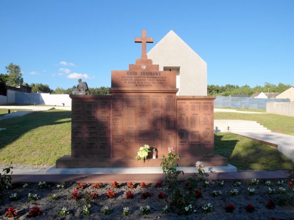 Pomnik upamiętniający osoby pomordowane przez Niemców w Michniowie. Zdjęcie współczesne, pochodzące z książki "AK 75. Brawurowe akcje Armii Krajowej".