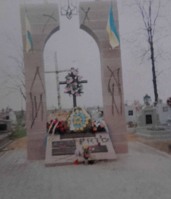 Zanim pomnik UPA w Hruszowicach został zburzony, wielokrotnie był wcześniej dewastowany. Fotografia, jaką uzyskaliśmy od przedstawicielki lokalnej społeczności ukraińskiej, ukazuje jeden z aktów wandalizmu. (fot. archiwum prywatne)