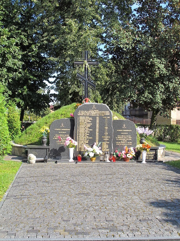 Mogiła furmanów na cmentarzu wojennym w Bielsku Podlaskim. Kolejne ofiary "Burego". (Zdjęcie opublikowane na licencji CC BY-SA 3.0, autor: Krzysztof Kundzicz)