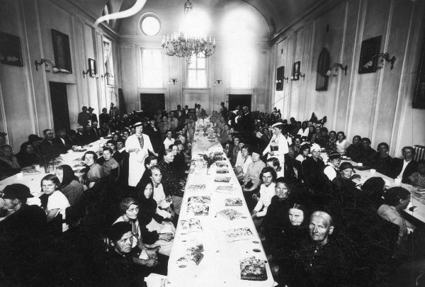 Posiłek dla ubogich w dniu św. Wincentego a Paulo w Bydgoszczy. (fot. domena publiczna)
