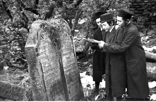 Święto rabina Remu na cmentarzu Remuh w Krakowie. 1931 rok.