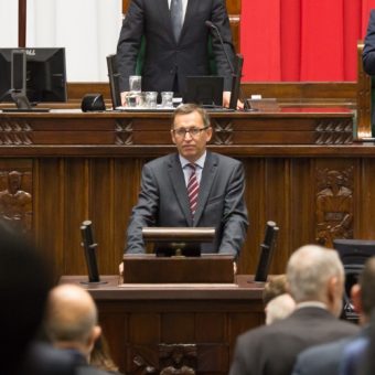 Prezes IPN Jarosław Szarek w sejmie. (Zdjęcie opublikowane na licencji CCA 2.0, autor: Paweł Kula).