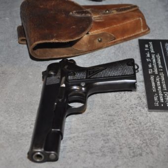 Pistolet Vis w Muzeum Powstania Warszawskiego. (zdj. opublikowane na licencji CC BY-SA 3.0, autor: Halibutt )