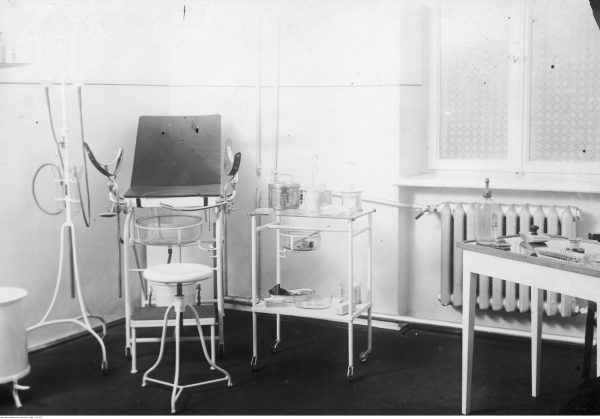 Wnętrze gabinetu ginekologicznego. Zdjęcie ze zbiorów Narodowego Archiwum Cyfrowego.