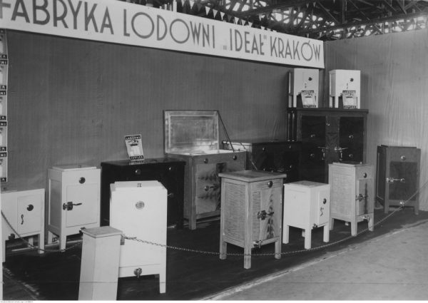 Wystawa lodowni krakowskiej fabryki "Ideał". (fot. domena publiczna)