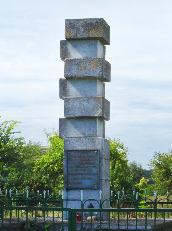 Pomnik poświęcony zamordowanym mieszkańcom wsi Zaleszany. (fot. domena publiczna)