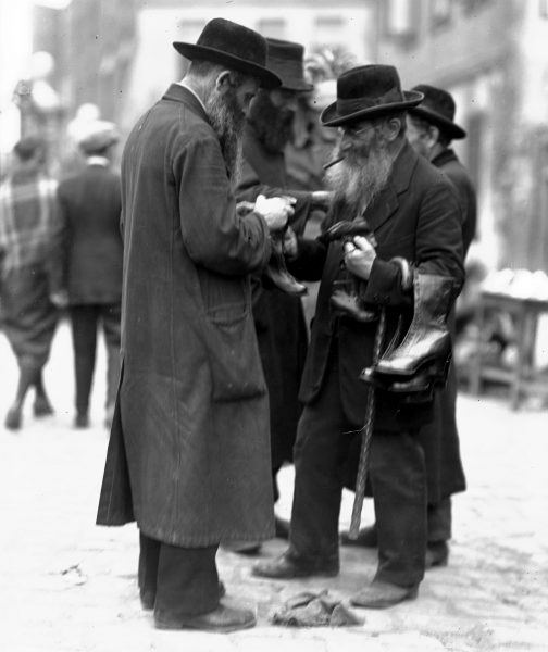 Żyd sprzedający buty na ulicy na krakowskim Kazimierzu. Fotografia przedwojenna.