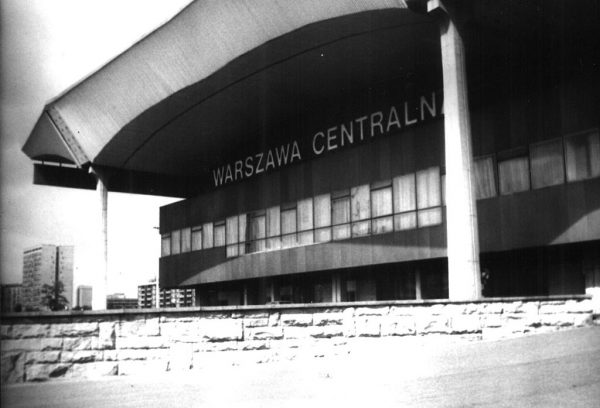 Warszawski Dworzec Centralny był ewenementem na tle innych peerelowskich przedsięwzięć budowlanych. Tu nie szczędzono ani środków, ani materiałów na postawienie budynku. Na zdjęciu Dworzec w latach 70-tych.
