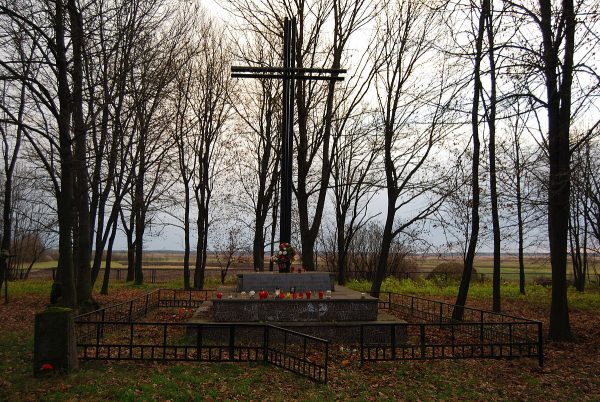 Pomnik upamiętniający poległych i zamordowanych Polaków z Huty Stepańskiej i okolicy, powstały według projektu gen. Czesława Piotrowskiego w 1996 roku.