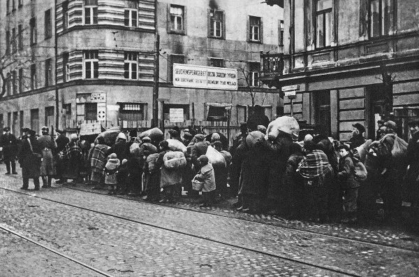 Przymusowe przesiedlenie ludności żydowskiej z mniejszych miast i osiedli w dystrykcie warszawskim do getta. Na zdjęciu ul. Leszno na rogu z Żelazną.