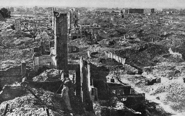 Tak wyglądały zgliszcza pozostałe po likwidacji getta warszawskiego. Zdjęcie z 1945 roku.